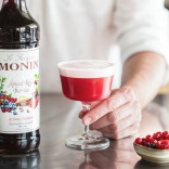 Monin RAUDONŲJŲ UOGŲ SU PRIESKONIAIS sirupas, 0,7 l