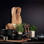 Keptuvė su plastikine rankena AMT 24/5 cm